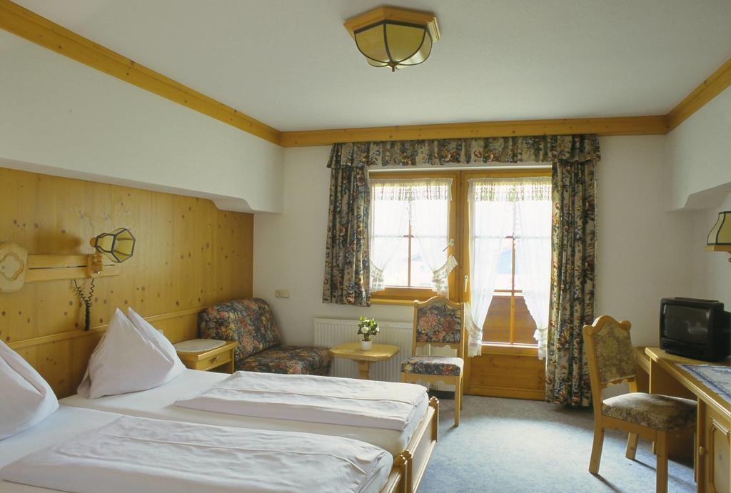 Kaiserhotel Neuwirt Oberndorf in Tirol Oda fotoğraf